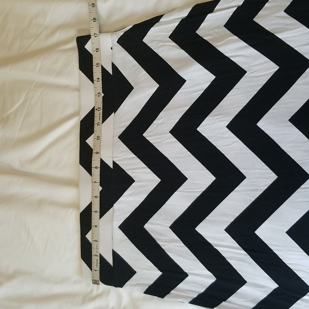 ❤️$6 Sale!❤️ Black & White Chevron Print Maxi Skirt EUC - Picture 2 of 4